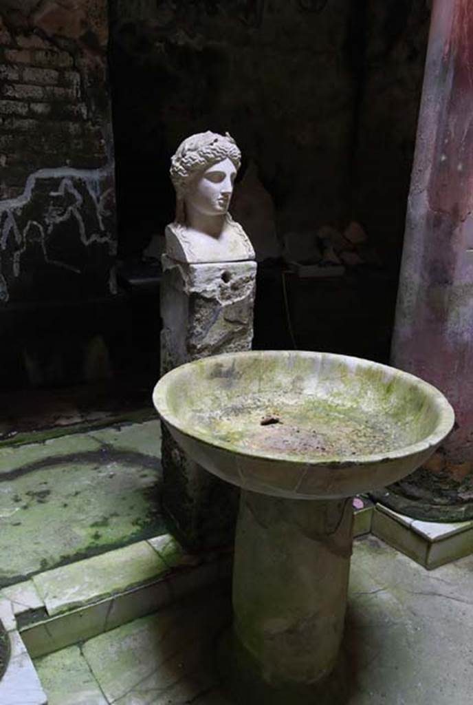 Suburban Baths, Herculaneum. April 2008. Atrium with fountain bust of Apollo.
Photo courtesy of Nicolas Monteix.
